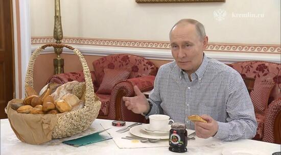 Президент получил выпечку из подмосковной пекарни, хозяин которой обратился к главе государства в эфире «Итогов года»