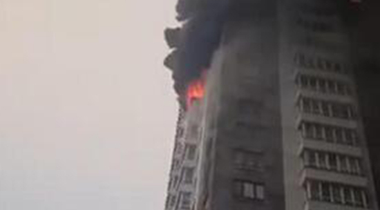 Квартира на 15-м этаже горит на востоке Москвы