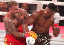 Бывший чемпион мира в тяжелом весе Энтони Джошуа вечером 19 декабря преподал американцу Джейку Полу урок реальности, одержав сокрушительную победу нокаутом в шестом раунде, в результате которой звезда социальных сетей, ставшая профессиональным боксером, получила перелом челюсти в двух местах. Президент США Дональд Трамп восхитился мужеством Пола в своей социальной сети.