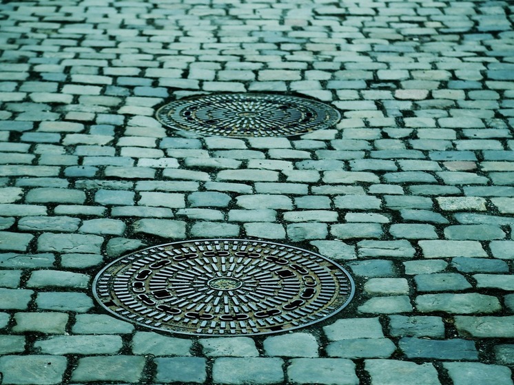 В Воронеже мужчина получил травмы, провалившись в открытый люк