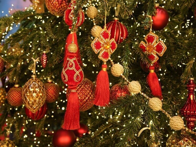 Как продлить жизнь новогодней ёлке: инструкция для тех, кто не хочет выметать иголки в январе