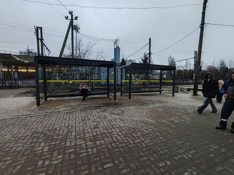 В Мурино обустроили два остановочных павильона у автовокзала «Северный»