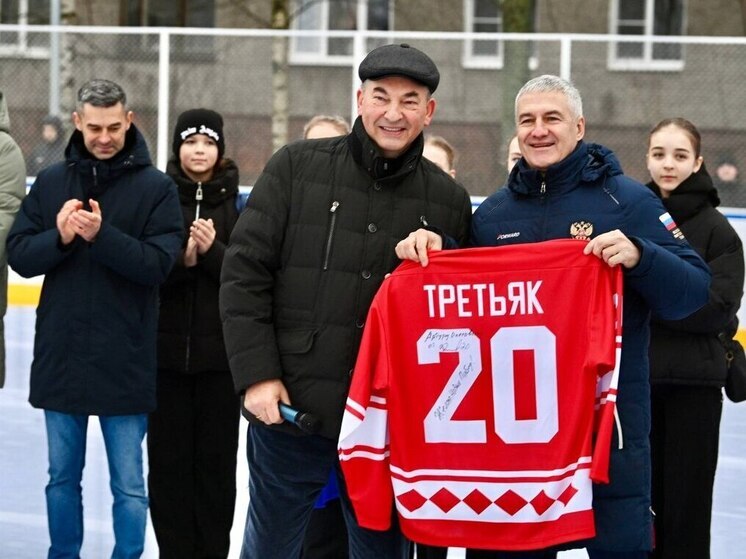 Артур Парфенчиков и Владислав Третьяк открыли обновленную хоккейную коробку в Питкяранте
