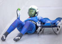 Дарья Олесик стала первой российской саночницей за почти четыре года, выступившей на этапе Кубка мира в Лейк-Плэсиде как нейтральный спортсмен. Она финишировала с отставанием 0,728 с от лидера, не пройдя во второй заезд. В октябре 2025 года CAS разрешил допуск нейтральных спортсменов, соответствующих критериям МОК. Шансы попасть на Олимпиаду-2026 остаются низкими: осталось три квалификационных этапа.