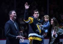 20 декабря 2025 года семья Хоффманн из Чикаго достигла соглашения о покупке контрольного пакета акций «Питтсбург Пингвинз» у Fenway Sports Group. Стоимость сделки — от 1,7 до 1,8 млрд долларов. Окончательное одобрение требуется от Совета управляющих НХЛ. Fenway сохранит миноритарную долю, руководство клуба останется прежним. Джефф Хоффман войдёт в совет управляющих.