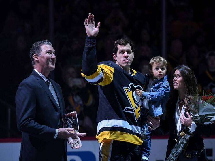 20 декабря 2025 года семья Хоффманн из Чикаго достигла соглашения о покупке контрольного пакета акций «Питтсбург Пингвинз» у Fenway Sports Group. Стоимость сделки — от 1,7 до 1,8 млрд долларов. Окончательное одобрение требуется от Совета управляющих НХЛ. Fenway сохранит миноритарную долю, руководство клуба останется прежним. Джефф Хоффман войдёт в совет управляющих.