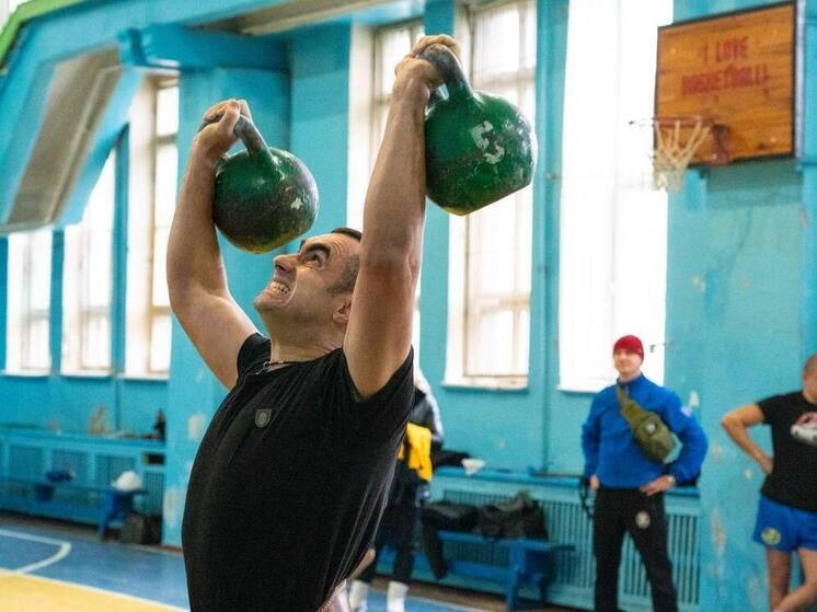 Запорожские правоохранители проявили себя в гиревом спорте