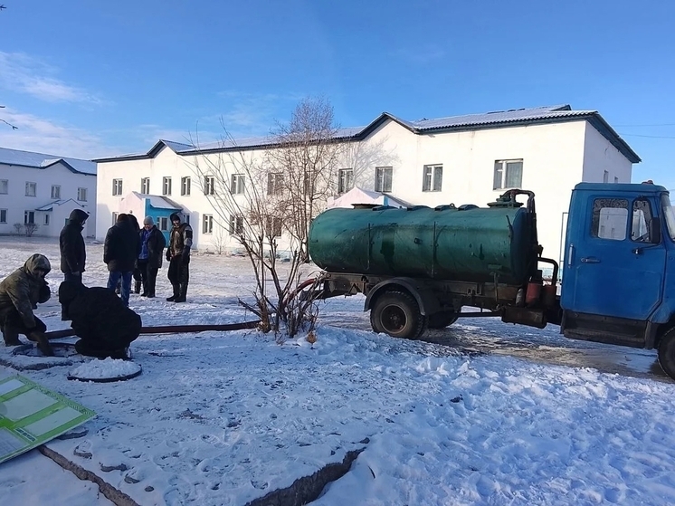 Минобразования Тувы: в городе Чадане, где вышли наледевые воды, угрозы для учебного процесса нет