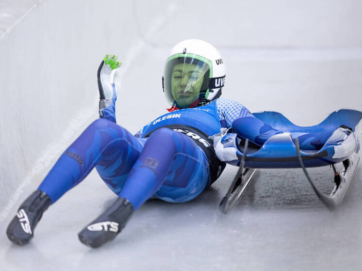 Дарья Олесик стала первой российской саночницей за почти четыре года, выступившей на этапе Кубка мира в Лейк-Плэсиде как нейтральный спортсмен. Она финишировала с отставанием 0,728 с от лидера, не пройдя во второй заезд. В октябре 2025 года CAS разрешил допуск нейтральных спортсменов, соответствующих критериям МОК. Шансы попасть на Олимпиаду-2026 остаются низкими: осталось три квалификационных этапа.