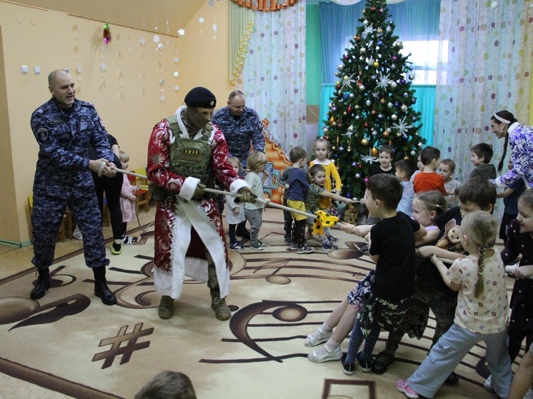  Дед Мороз омоновец устроил новогодний рейд в детском саду