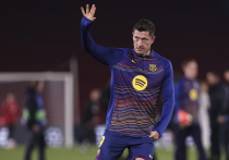 «Барселона» сыграет с «Вильярреалом» 21 декабря 2025 года в 18-м туре Ла Лиги. Роберт Левандовский восстановился после травмы подколенного сухожилия и готов к матчу, в то время как Педри пропустит встречу из-за аналогичного повреждения. Каталонцы лидируют в турнирной таблице с четырёхочковым отрывом от «Реала». Ханси Флик надеется завершить год серией из семи побед подряд.