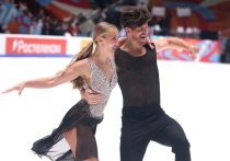 Чемпионат России по фигурному катанию 2026 года, проходящий с 18 по 21 декабря 2025 года в Санкт-Петербурге, вновь стал ареной для подтверждения статуса — и одновременно борьбы за будущее. В соревнованиях танцевальных пар победу одержали Александра Степанова и Иван Букин, набравшие в сумме 216,94 балла. Это их пятый национальный титул и третий подряд — достижение, которое в условиях высокой конкуренции и возрастных вызовов выглядит особенно значимо.