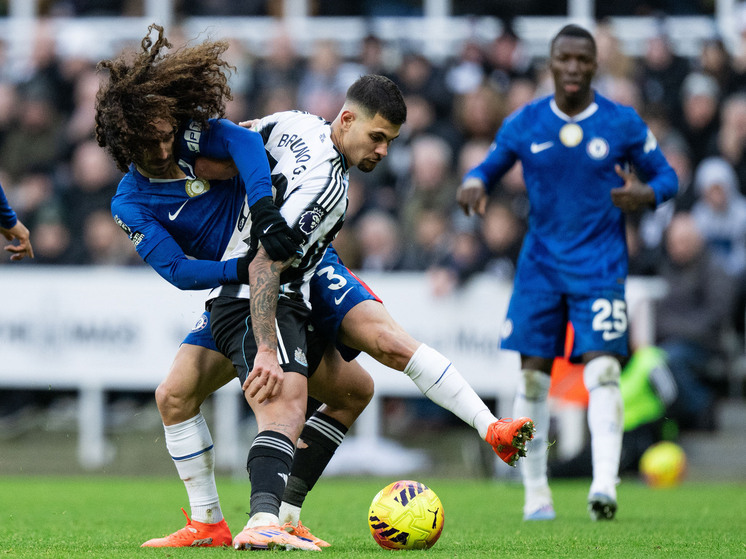 20 декабря 2025 года в 17-м туре АПЛ «Ньюкасл» и «Челси» сыграли вничью 2:2. Ник Вольтемаде забил оба гола хозяев в первом тайме, выведя команду вперёд со счётом 2:0. Во втором тайме «Челси» совершил камбэк: Рис Джеймс сократил отставание точным ударом со штрафного, а Жоао Педро сравнял счёт после длинной передачи Санчеса. «Челси» сохранил четвёртое место (29 очков), «Ньюкасл» — 11-е (23 очка), продлив безвыигрышную серию до 10 матчей.