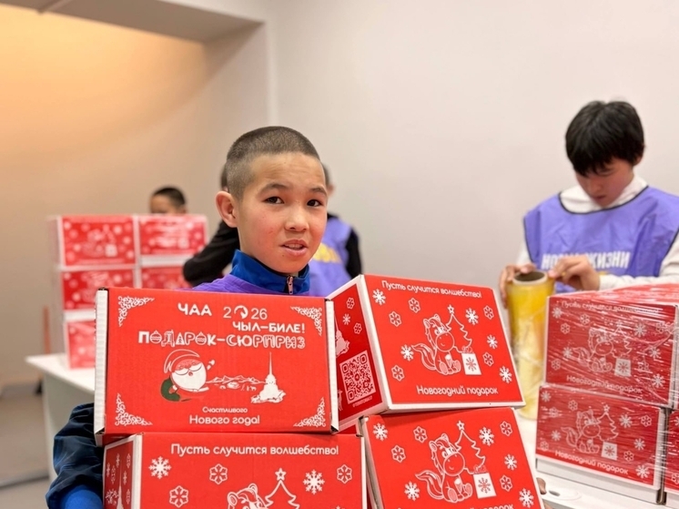 В Туве юные волонтеры расфасовали новогодние для луганских детей