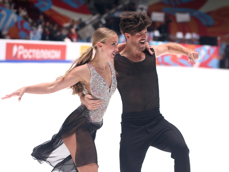 Чемпионат России по фигурному катанию 2026 года, проходящий с 18 по 21 декабря 2025 года в Санкт-Петербурге, вновь стал ареной для подтверждения статуса — и одновременно борьбы за будущее. В соревнованиях танцевальных пар победу одержали Александра Степанова и Иван Букин, набравшие в сумме 216,94 балла. Это их пятый национальный титул и третий подряд — достижение, которое в условиях высокой конкуренции и возрастных вызовов выглядит особенно значимо.