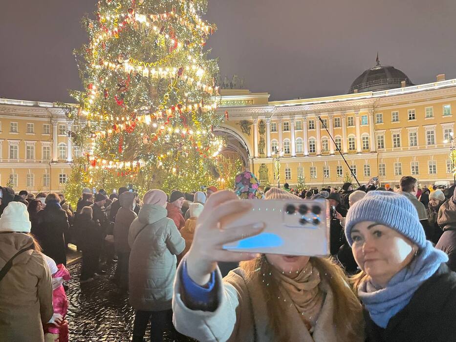 На Дворцовой площади зажгли главную ёлку Петербурга: фото