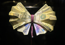 В ГИМ открылась выставка художника-ювелира Ильгиза Фазулзянова «На свет из темноты» — духоподъемная, светлая, с роскошью золота и бриллиантов, хотя и не без неожиданной политической перчинки!
Нечасто можно наблюдать выставку именно из ювелирных произведений искусства, когда перед тобой не просто брошь или подвеска из разряда «ну во-первых, это красиво», а вещь с идеей, посылом, к которой нельзя относиться просто как к красивой дорогой штучке, а исключительно как к ш