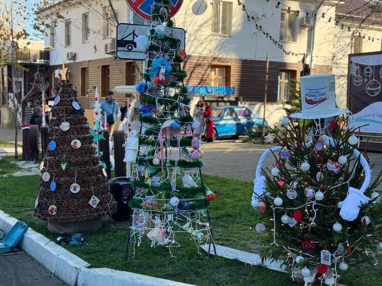 В Анапе открылась выставка новогодних ёлок