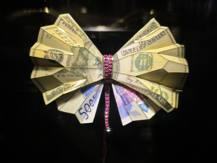 В ГИМ открылась выставка художника-ювелира Ильгиза Фазулзянова «На свет из темноты» — духоподъемная, светлая, с роскошью золота и бриллиантов, хотя и не без неожиданной политической перчинки!
Нечасто можно наблюдать выставку именно из ювелирных произведений искусства, когда перед тобой не просто брошь или подвеска из разряда «ну во-первых, это красиво», а вещь с идеей, посылом, к которой нельзя относиться просто как к красивой дорогой штучке, а исключительно как к ш