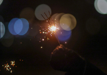 Каждый декабрь миллионы людей старательно планируют новогоднюю ночь: покупают новую одежду, готовят изысканные блюда, окружают себя самыми близкими людьми