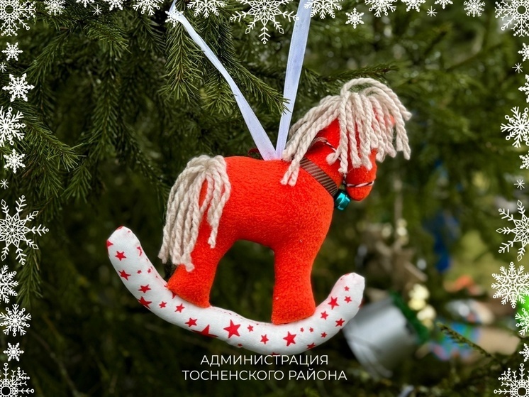 Елки на центральной детской площадке Тосно украсили самодельными игрушками