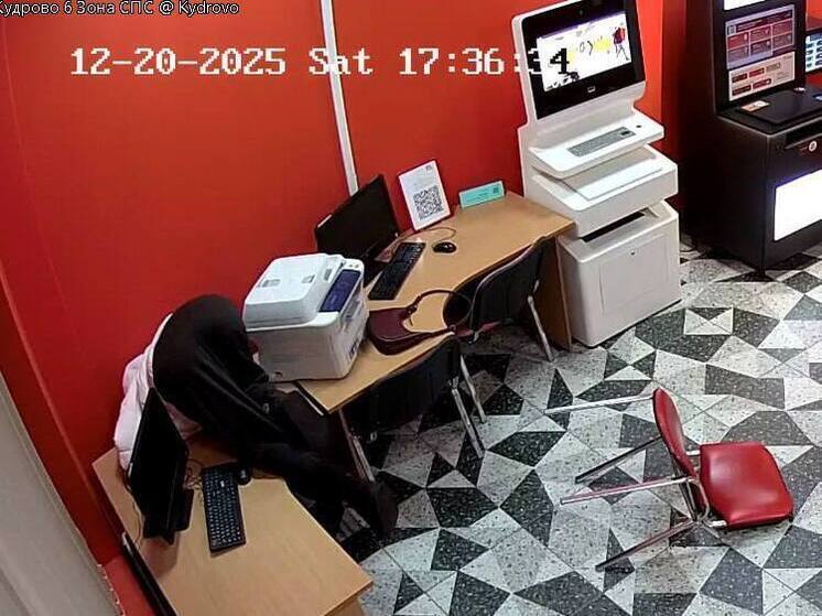 Полиция ищет женщину, которая разгромила отдел МФЦ в Кудрово