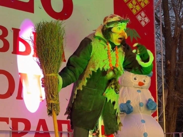  В Волгограде елка в городском саду зажгла свои огни