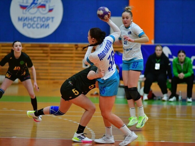 Новороссийские гандболистки разгромили соперниц в последнем матче года