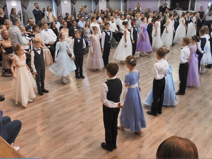 В гимназии № 1 Челябинска вновь состоялся долгожданный рождественский бал. Эта традиция зародилась 15 лет назад. С тех пор каждый год учащиеся, педагоги и родители гимназии собираются в актовом зале, чтобы станцевать полонез, вальс, польку, мазурку, кадриль… 