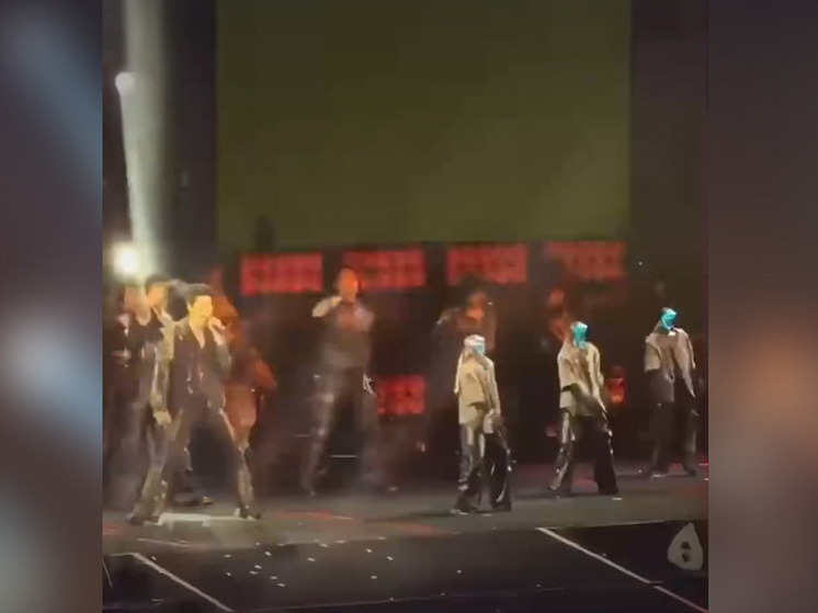 Роботы станцевали на концерте китайского певца и удивили Илона Маска