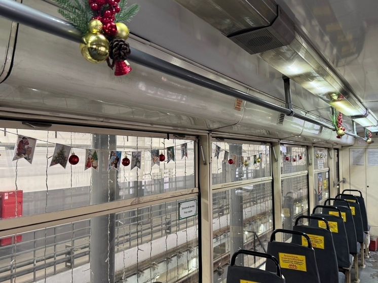 В Улан-Удэ запустили праздничный трамвай с новогодними украшениями