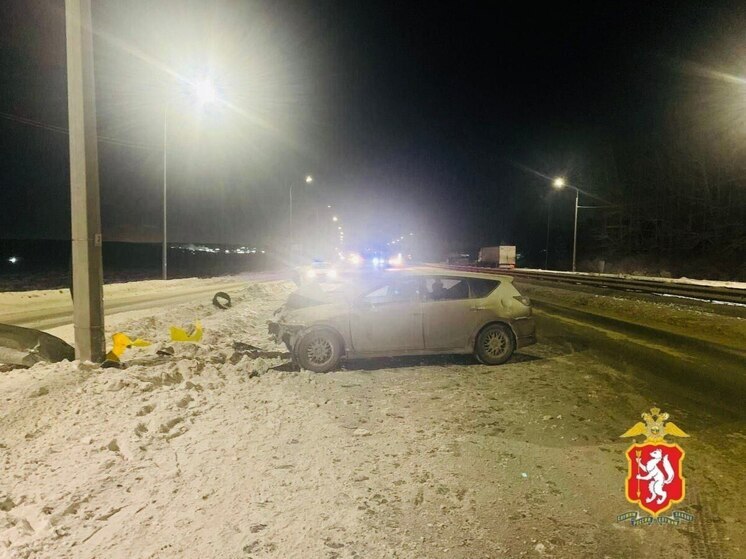 Toyota Caldina врезалась в опору освещения на Тюменском тракте