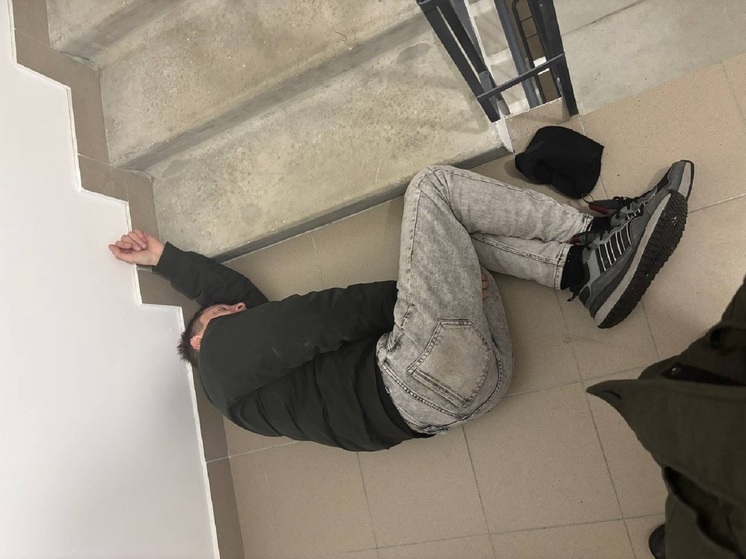 Уклонившийся от принудительных работ свердловчанин заснул в подъезде