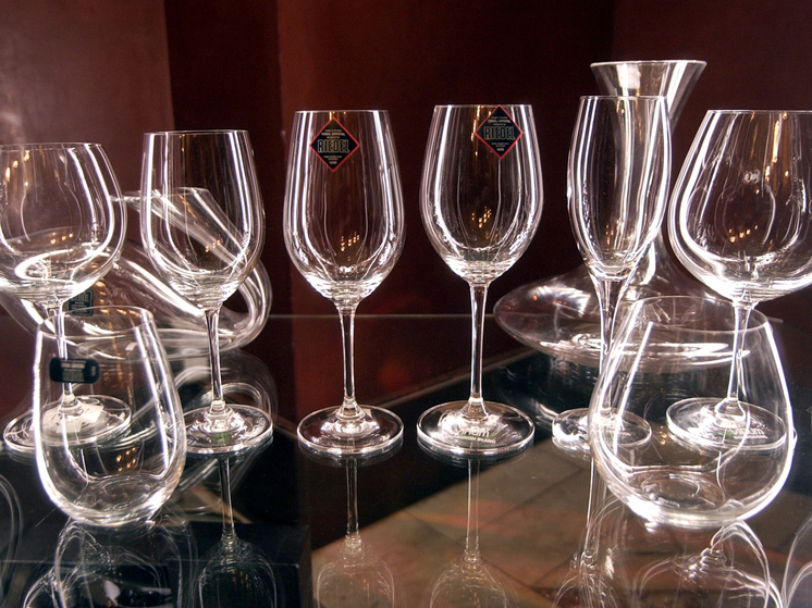 СМИ: для новогоднего застолья нужно брать 0,75 литра вина на гостя