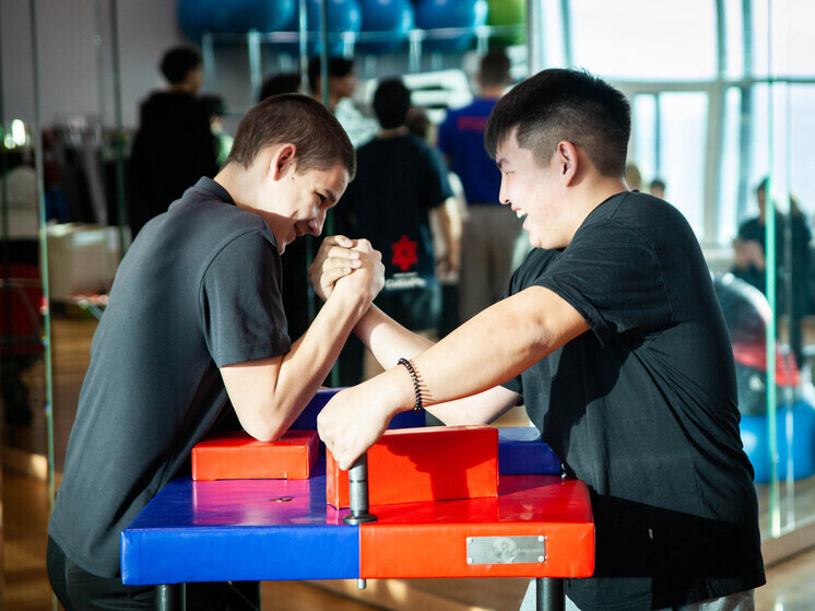 В Улан-Удэ прошёл предновогодний турнир по армрестлингу