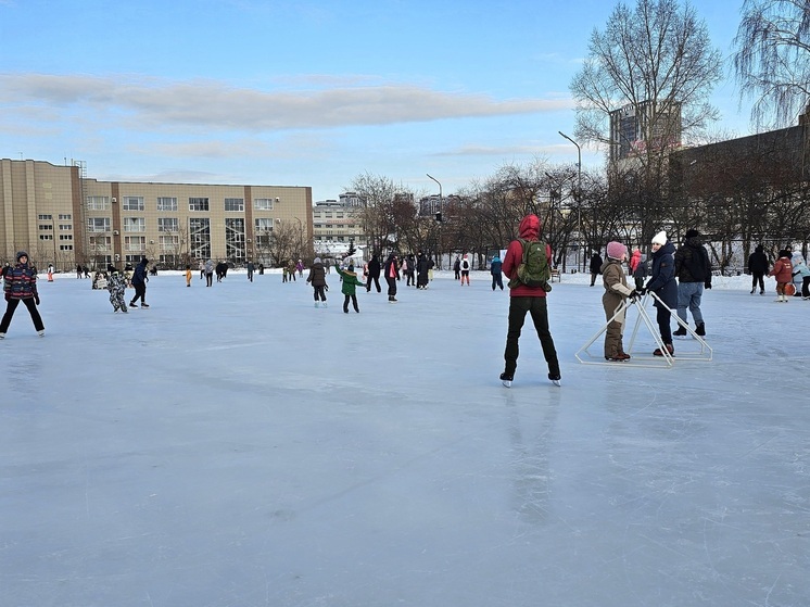 На Михайловской набережной в Новосибирске открылся и каток протяжённостью 600 метров