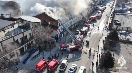 Огнеборцы МЧС России ликвидируют возгорание административного здания во Владивостоке