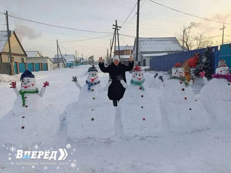 Сельскую улицу Бурятии оккупировала банда снеговиков