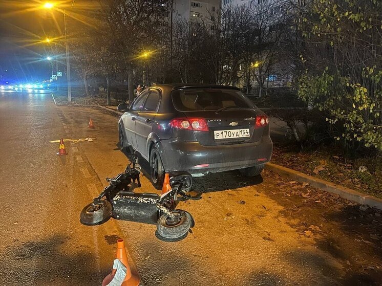 В Севастополе самокатчик врезался в иномарку и попал в больницу