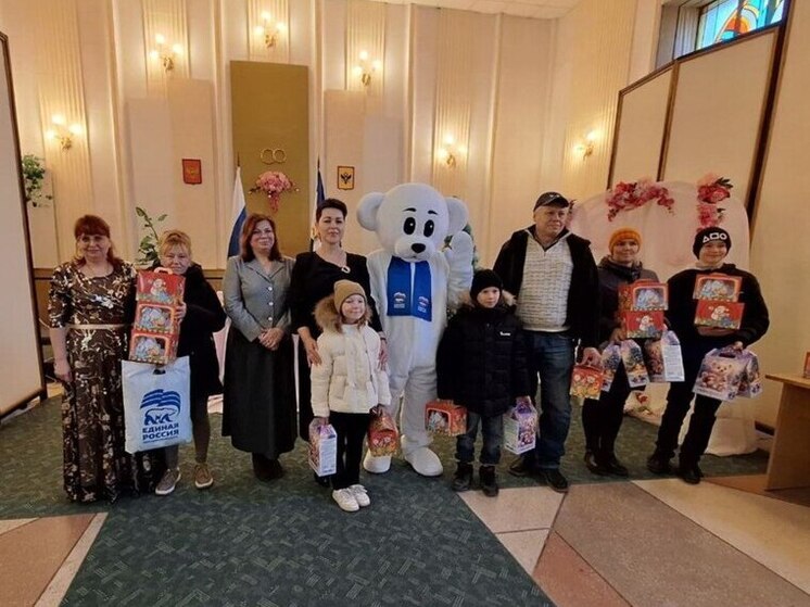 В Херсонской области сотрудники ЗАГС поздравили многодетные семьи