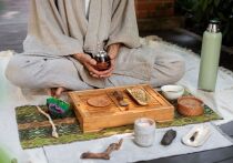 По словам представителя Всемирной организации здравоохранения (ВОЗ), все чаще доказывается эффективность традиционных средств, которые заслуживают большего внимания и исследований – от африканских травников, собирающих целебные растения, до китайских иглотерапевтов, использующих иглы для лечения мигрени, или индийских йогов, практикующих медитацию