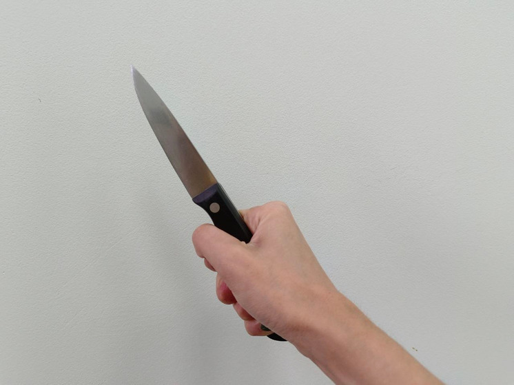 На катке возле барнаульского ТРЦ «Галактика» парня ударили ножом