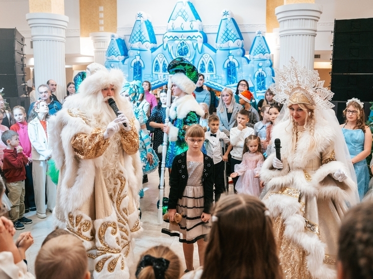 Югорская новогодняя елка снова собрала детей вокруг сказки