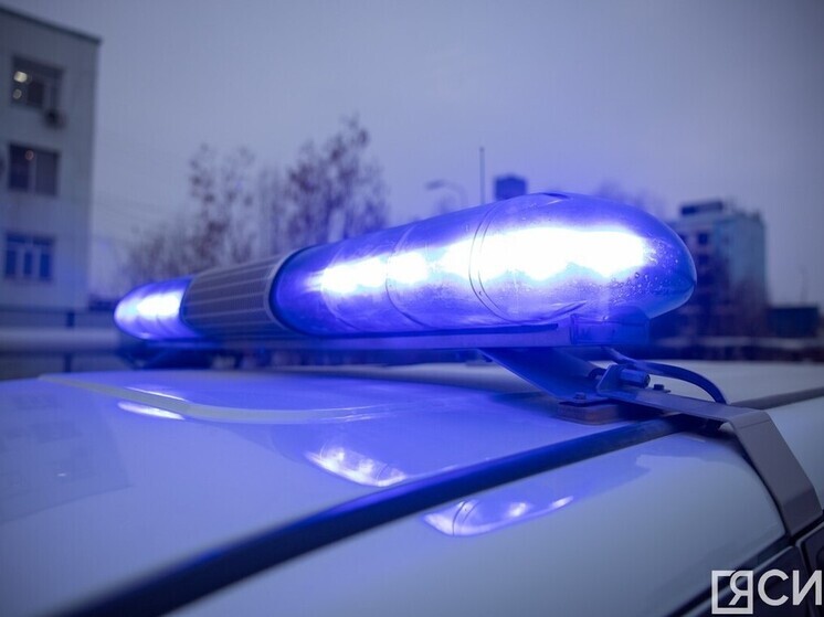 В автобусе якутянка по телефону пытается разубедить пожилую мать, которую пытаются обмануть мошенники: видео