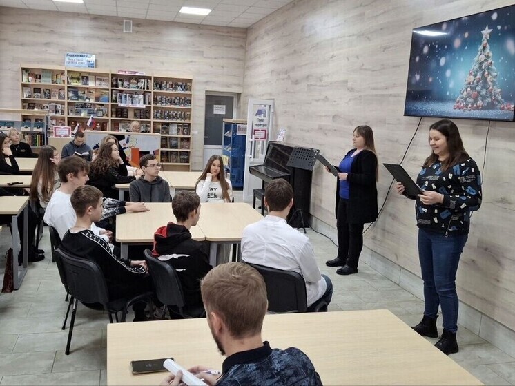 Студенты-медики Бердянска погрузились в «Новогоднее волшебство» в городской библиотеке