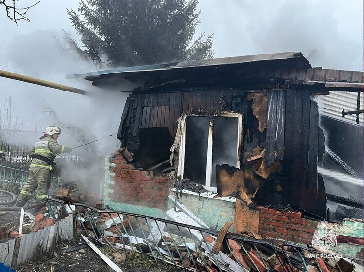 Под Тулой более 10 огнеборцев тушили пожар в жилом доме в поселке Брусянский