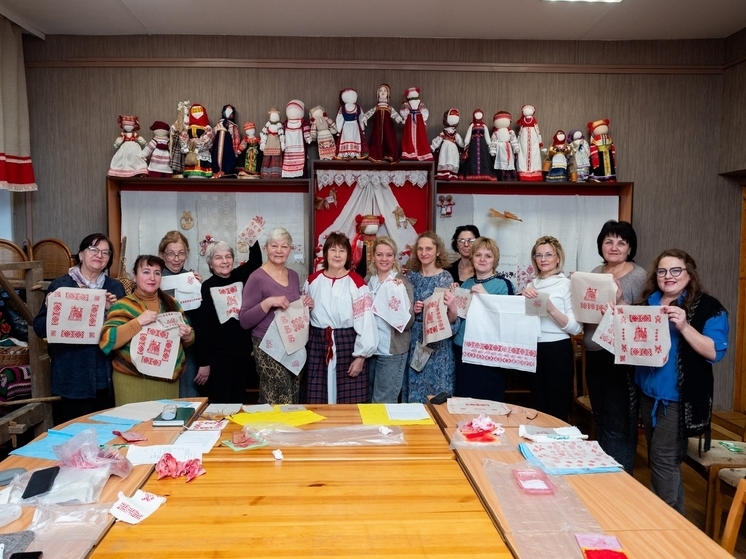 В центре народного творчства обучают искусству смоленской набойки