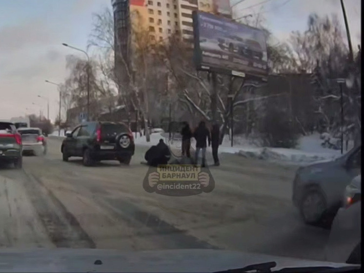 В центре Барнаула автомобиль сбил двух подростков на «зебре»