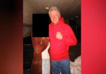 Поздно вечером в пятницу пресс-секретарь Билла Клинтона обвинил Белый дом в использовании главного героя знаменитого «скандала в Оральном кабинете» в качестве козла отпущения после того, как фотографии бывшего президента с сексуальными преступниками Джеффри Эпштейном и Гислейн Максвелл, а также с некоей молодой женщиной в бассейне были включены в распоряжение Конгресса о публикации правительственных файлов