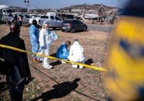 Полиция сообщает, что в Южной Африке объявлен розыск преступников после того, как в результате стрельбы погибли около десятка человек